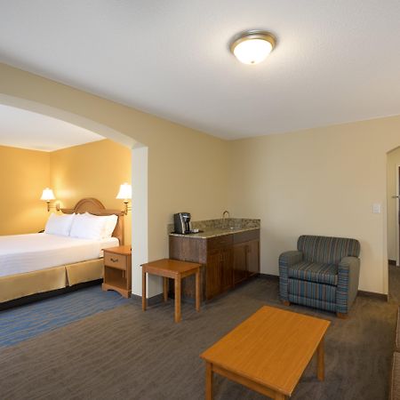 Clarion Pointe New Bern Hotel Exterior photo