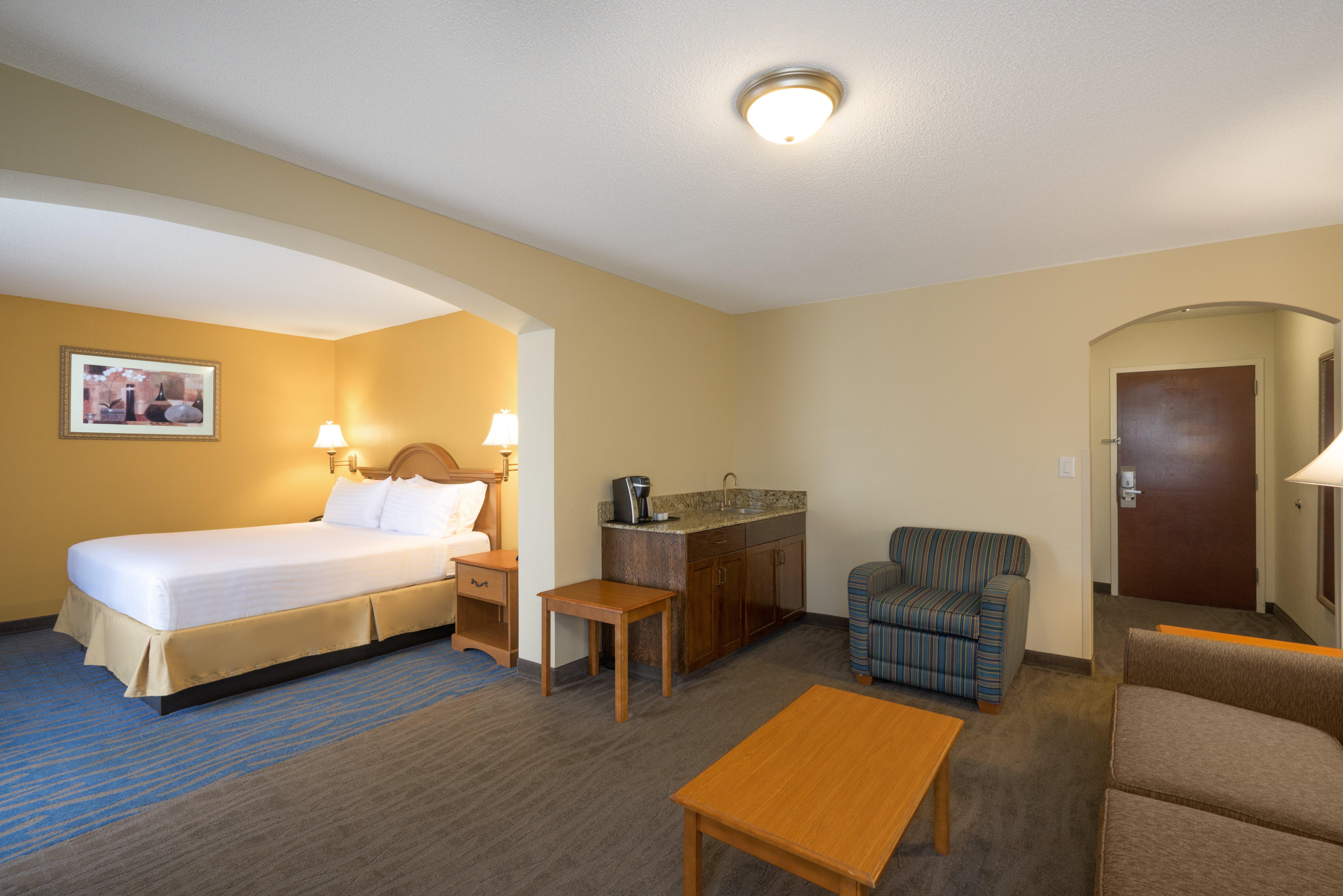Clarion Pointe New Bern Hotel Exterior photo