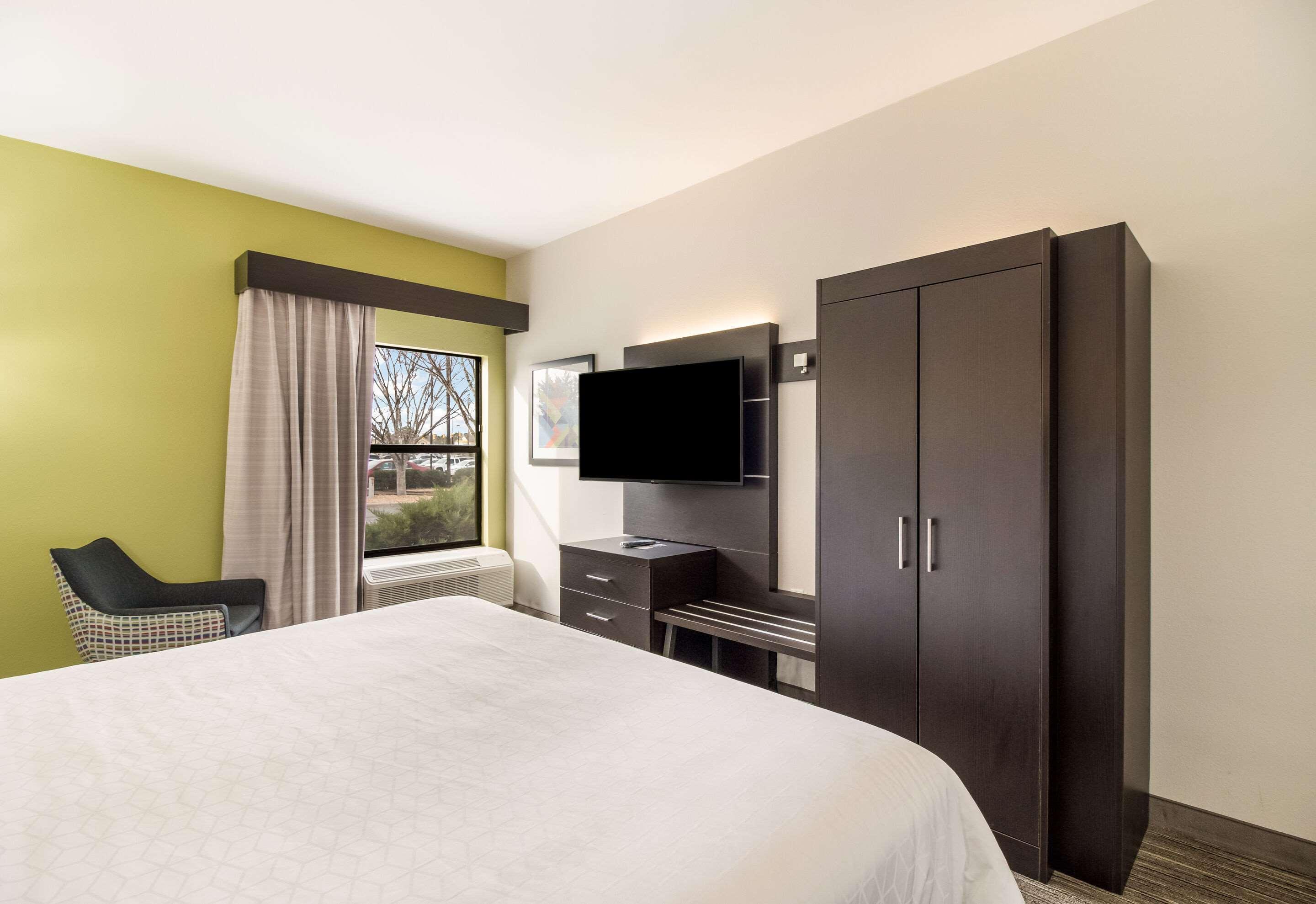Clarion Pointe New Bern Hotel Exterior photo