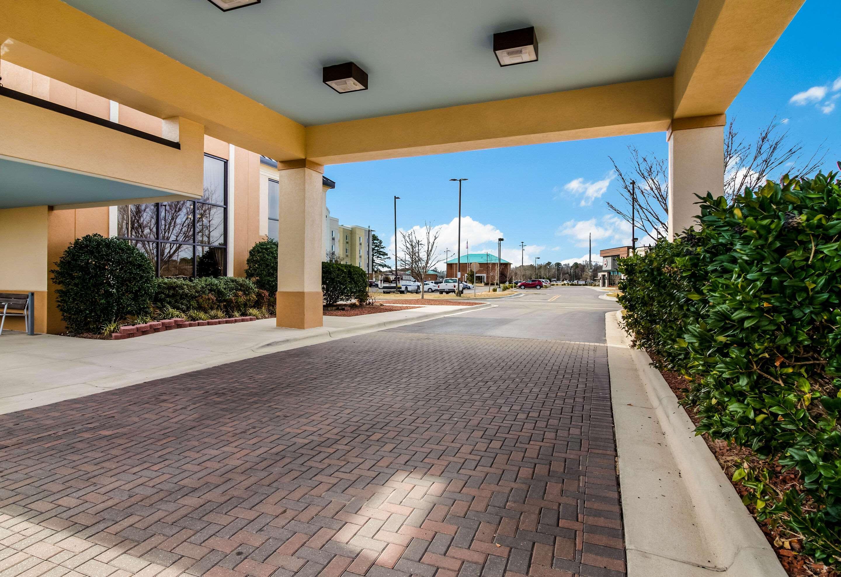 Clarion Pointe New Bern Hotel Exterior photo