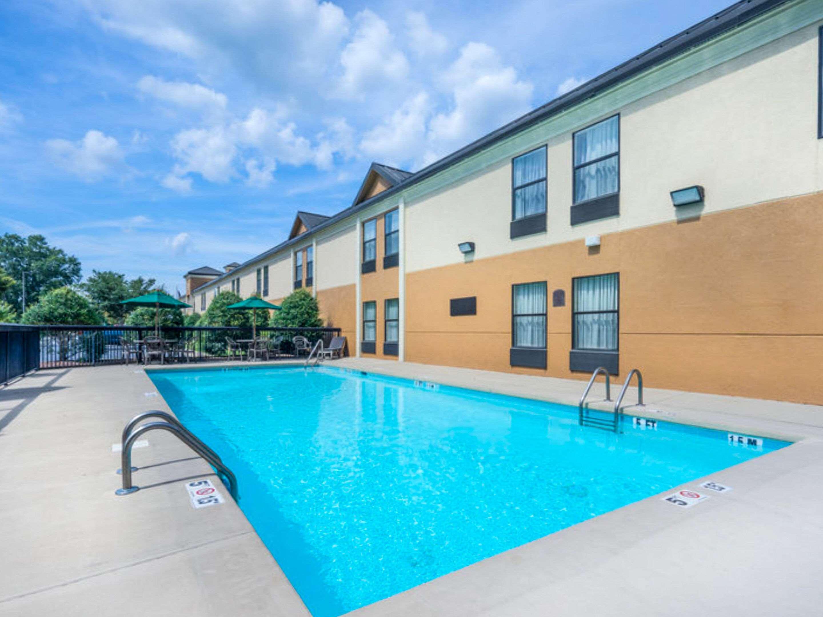 Clarion Pointe New Bern Hotel Exterior photo