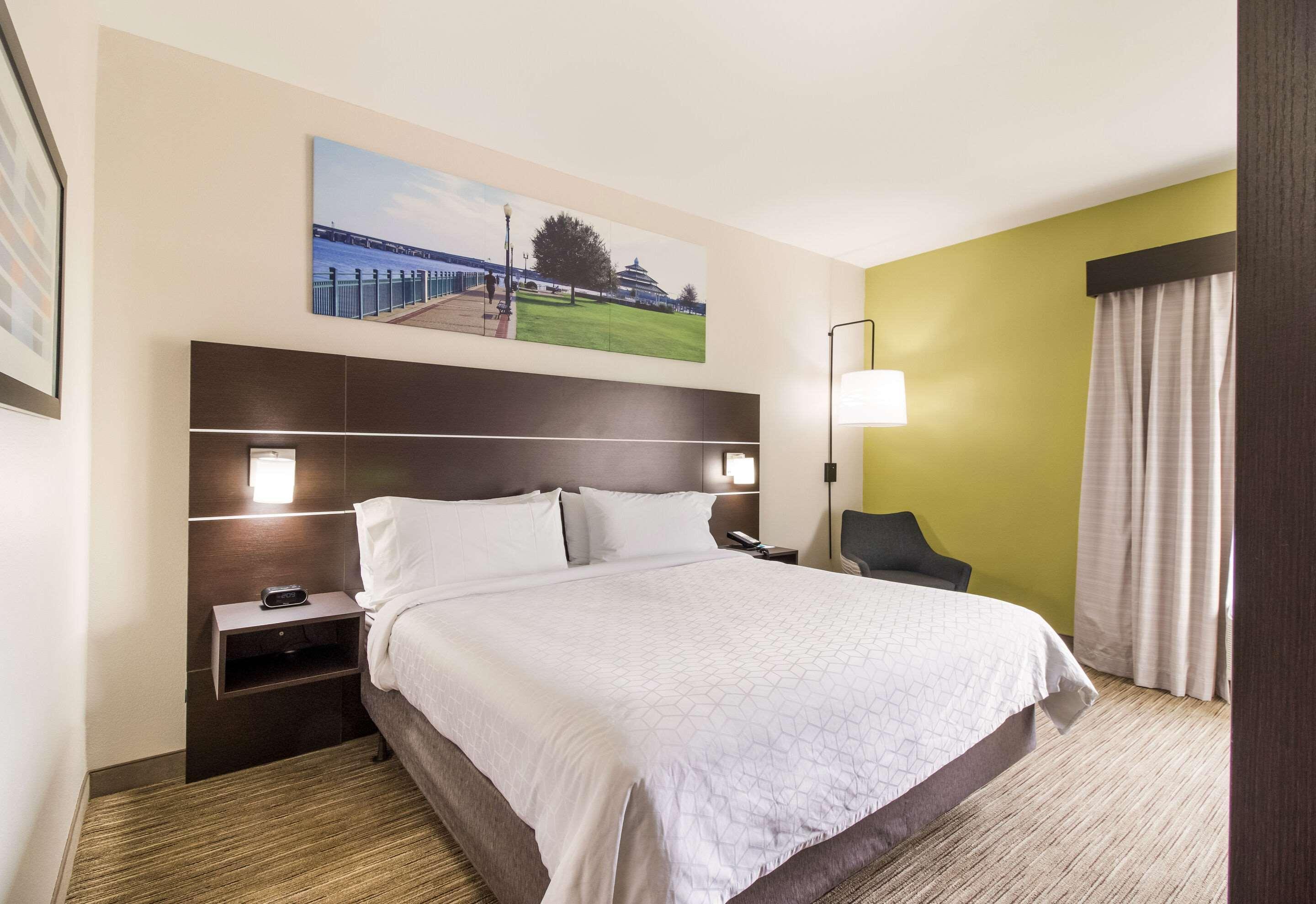 Clarion Pointe New Bern Hotel Exterior photo