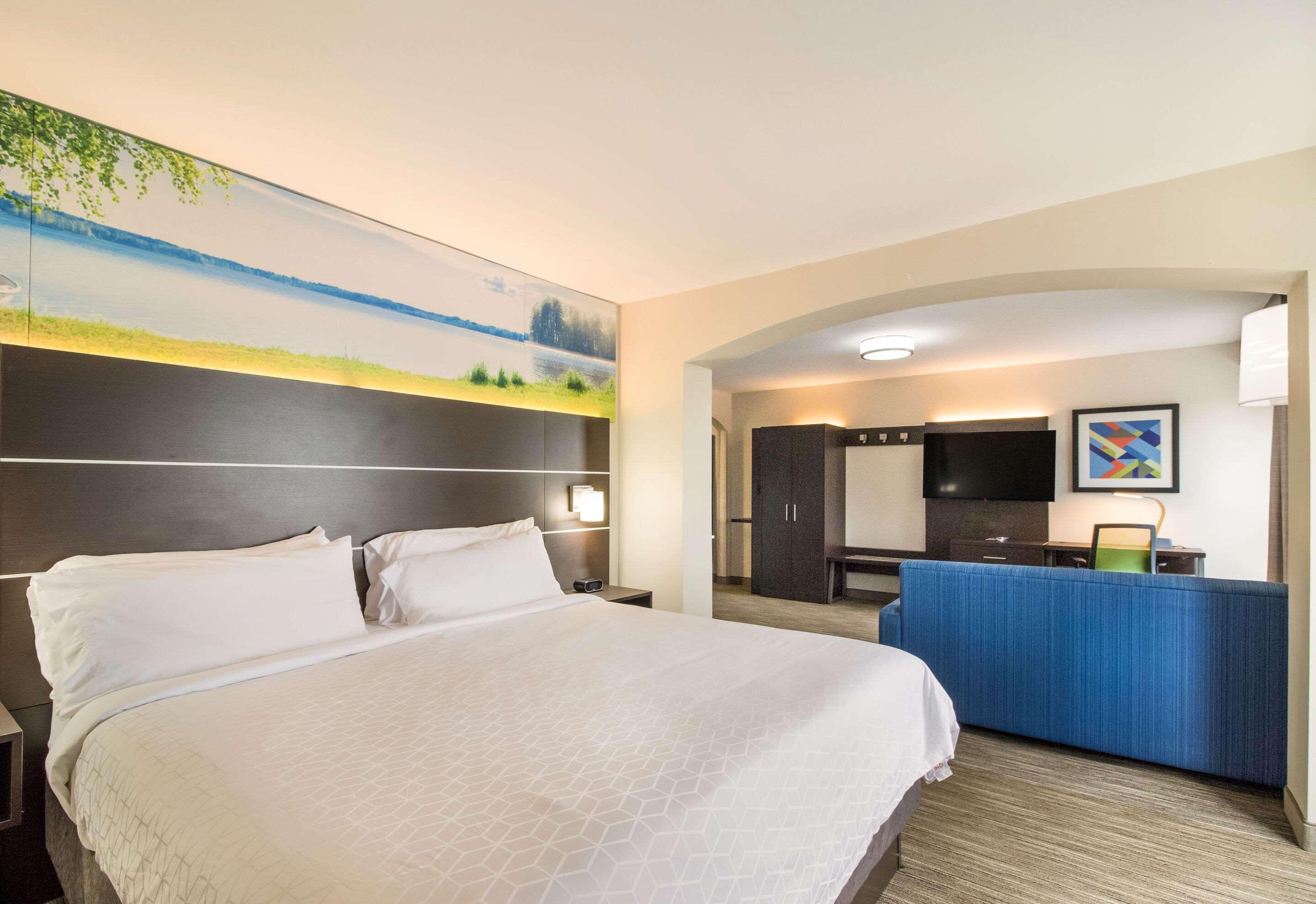 Clarion Pointe New Bern Hotel Exterior photo