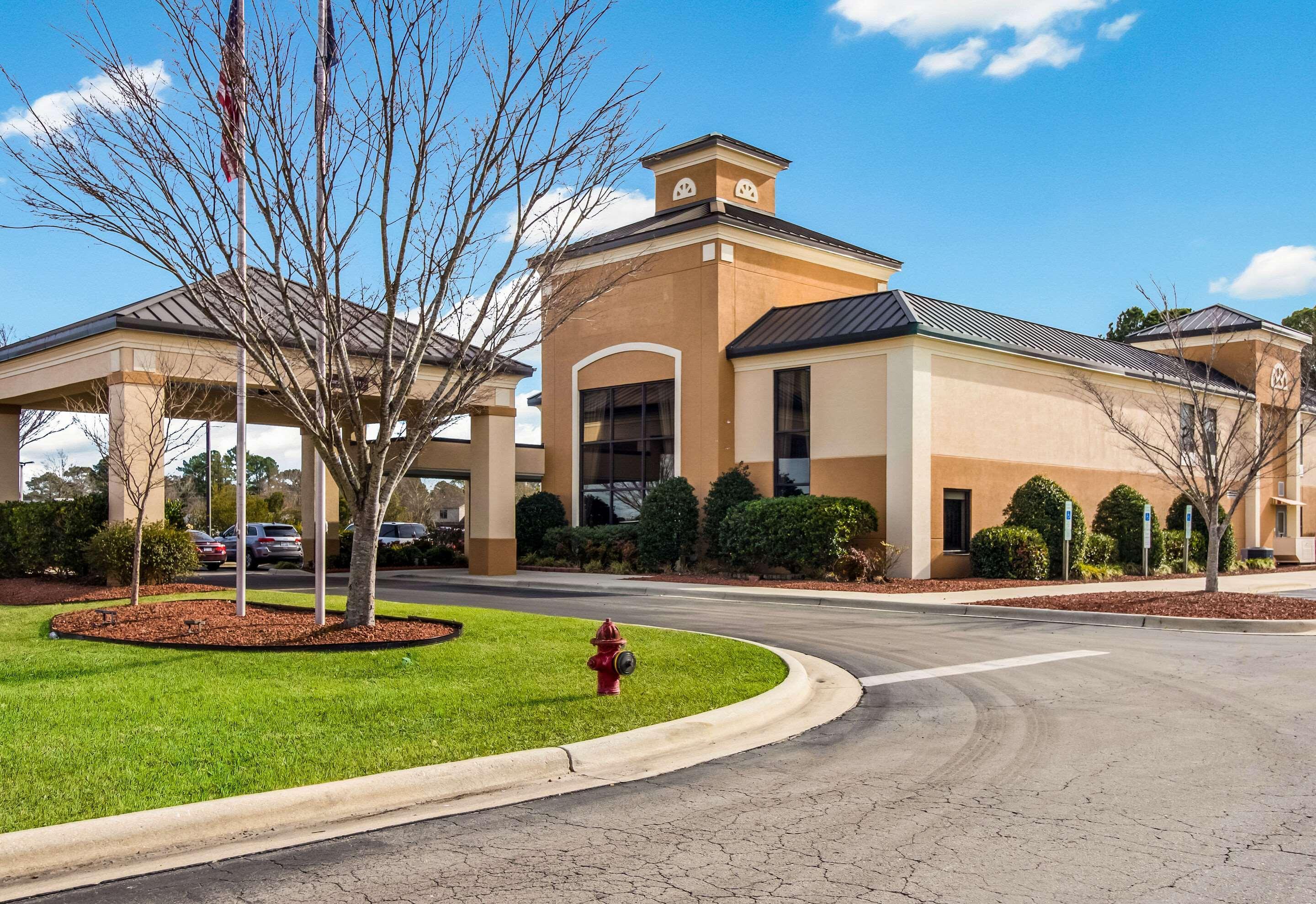 Clarion Pointe New Bern Hotel Exterior photo