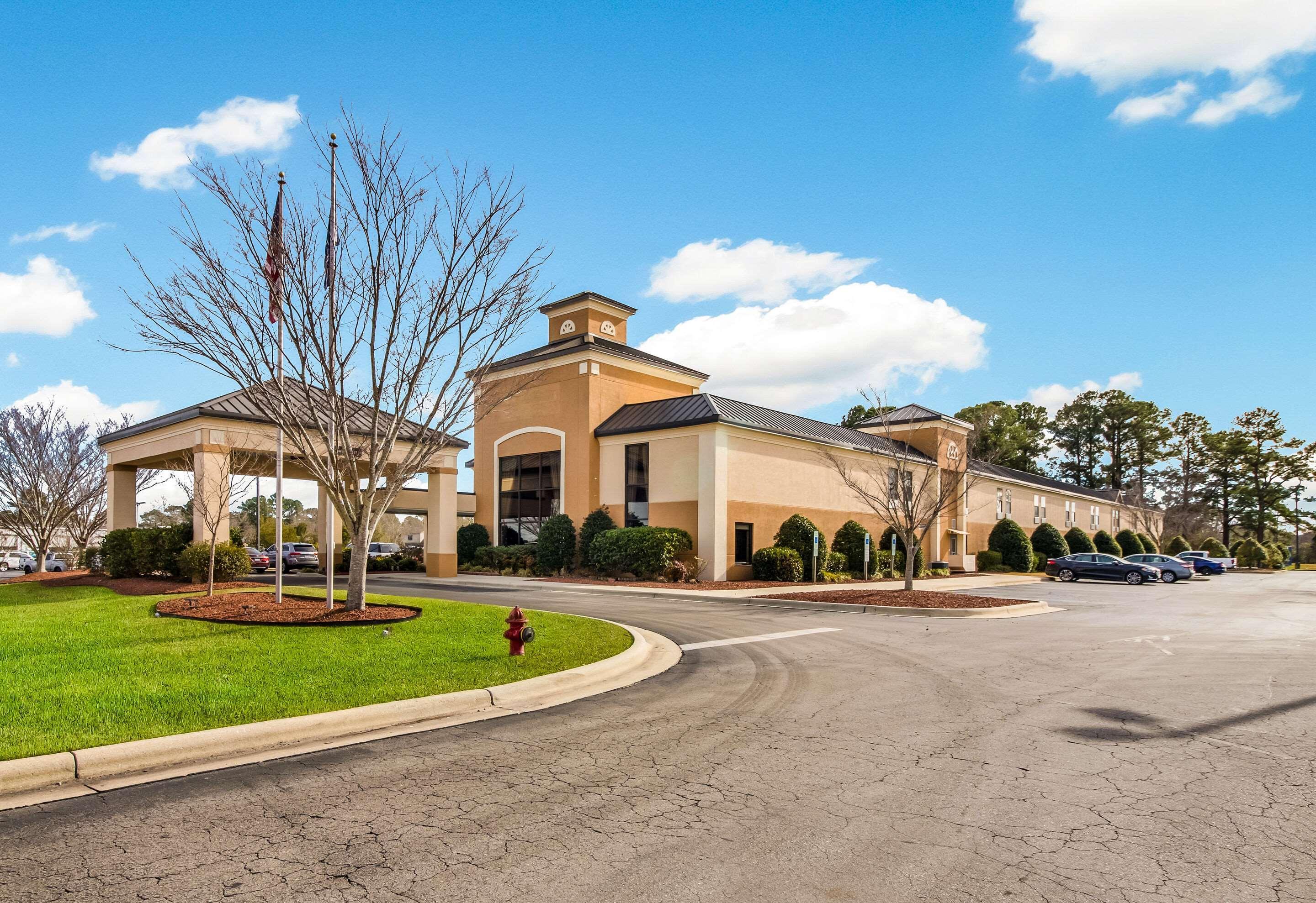 Clarion Pointe New Bern Hotel Exterior photo
